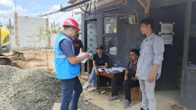 Menjelang perayaan HUT RI ke-80, PLN UID Jabar aktif memberikan sosialisasi dan berdiskusi dengan warga mengenai pentingnya menjaga jarak aman dekorasi dari jaringan listrik.